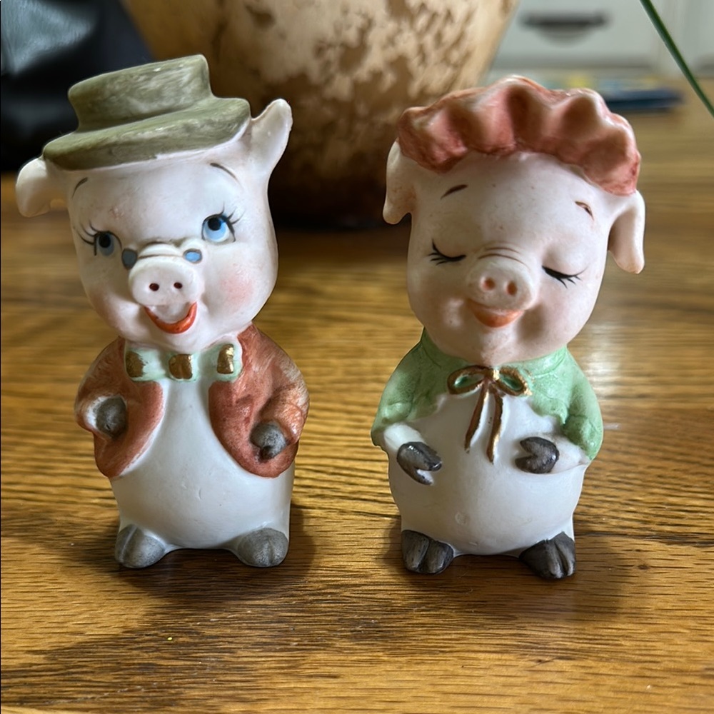 Vintage Lefton Mr & Mrs Pig Salt and Pepper Shakers.